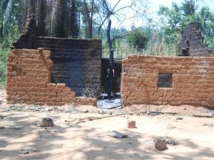 casa_quemada_en_ouango_con_la_silla_de_ruedas_del_paralitico