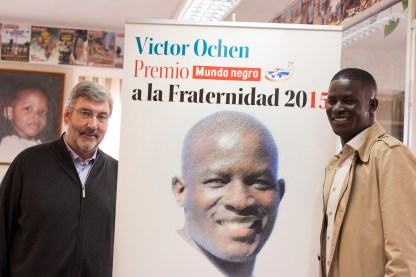 Victor Ochen con el director de Mundo Negro P. Jaume Calvera